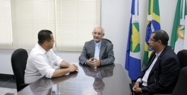Presidente do TRE/MT, desembargador Juvenal Pereira da Silva,  deputado federal Valtenir Pereira (PSB) e assessor